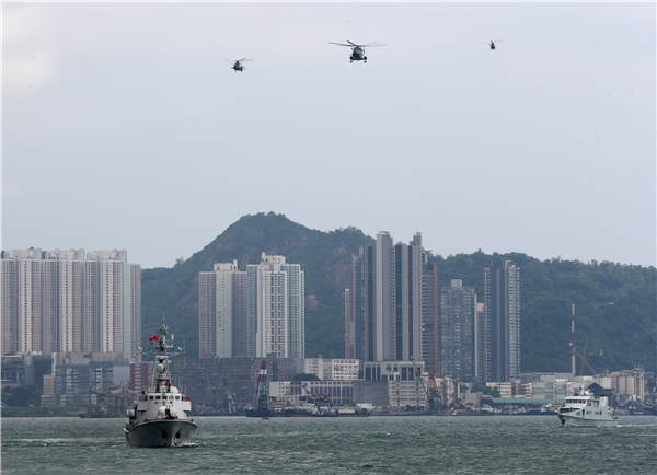 驻香港部队组织联合海空巡逻演练