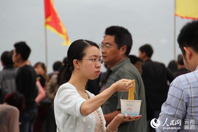 一名食客在品尝肥肠粉 薛丹 摄