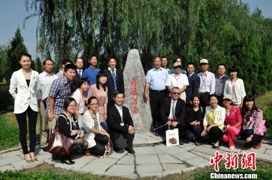 落幕当日，采访团记者在比干庙合影。赵敏 摄