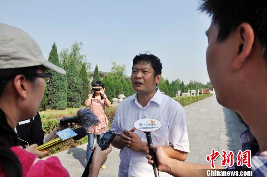 两岸媒体在新乡卫辉比干庙采访。赵敏 摄