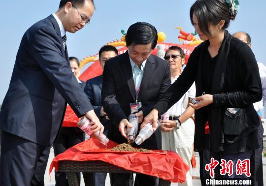 采访团将台北、台中、彰化、嘉义、台南、高雄、厦门、漳州、泉州等九地所采取的圣土，汇集到新乡卫辉比干庙。赵敏 摄