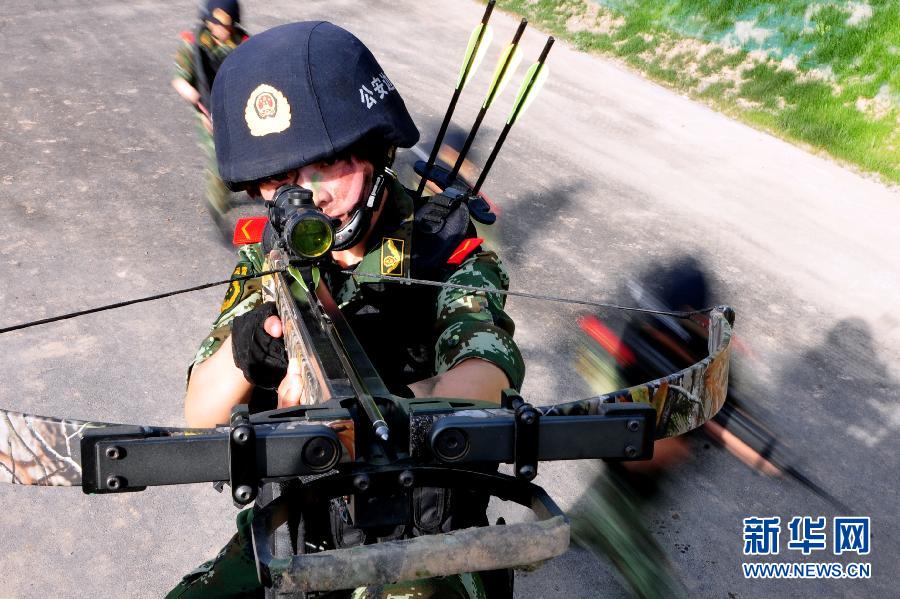 武警新疆邊防總隊訓(xùn)練基地女子特戰(zhàn)隊員和男特戰(zhàn)隊員進行5公里武裝越野比賽（7月2日攝）。入夏以來，位于天山腳下的武警新疆邊防總隊訓(xùn)練基地女子特戰(zhàn)隊開展了高強度的練兵活動，這些女子特戰(zhàn)隊員和眾多男特戰(zhàn)隊員一樣，每天要負重20公斤進行5公里武裝越野、拉輪胎、扛圓木等基礎(chǔ)體能訓(xùn)練；還要進行攀登、小組戰(zhàn)術(shù)、反襲擊格斗、臨危射擊等實戰(zhàn)化課目訓(xùn)練，逐步練就“一擊必殺”的實戰(zhàn)本領(lǐng)。范盺羽 攝 圖片來源：新華網(wǎng)
