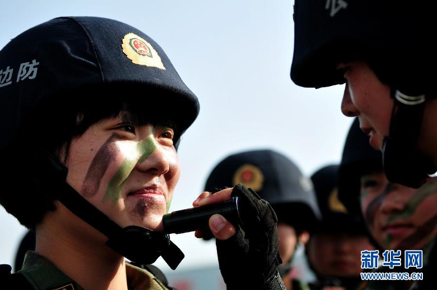 武警新疆邊防總隊訓(xùn)練基地女子特戰(zhàn)隊員和男特戰(zhàn)隊員進行5公里武裝越野比賽（7月2日攝）。入夏以來，位于天山腳下的武警新疆邊防總隊訓(xùn)練基地女子特戰(zhàn)隊開展了高強度的練兵活動，這些女子特戰(zhàn)隊員和眾多男特戰(zhàn)隊員一樣，每天要負重20公斤進行5公里武裝越野、拉輪胎、扛圓木等基礎(chǔ)體能訓(xùn)練；還要進行攀登、小組戰(zhàn)術(shù)、反襲擊格斗、臨危射擊等實戰(zhàn)化課目訓(xùn)練，逐步練就“一擊必殺”的實戰(zhàn)本領(lǐng)。范盺羽 攝 圖片來源：新華網(wǎng)