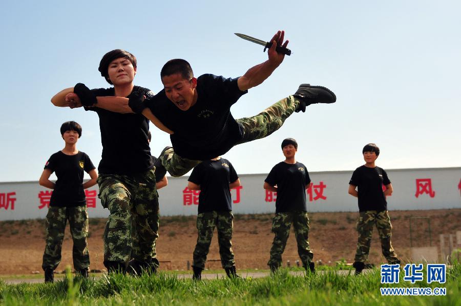 武警新疆邊防總隊訓(xùn)練基地女子特戰(zhàn)隊員和男特戰(zhàn)隊員進行5公里武裝越野比賽（7月2日攝）。入夏以來，位于天山腳下的武警新疆邊防總隊訓(xùn)練基地女子特戰(zhàn)隊開展了高強度的練兵活動，這些女子特戰(zhàn)隊員和眾多男特戰(zhàn)隊員一樣，每天要負重20公斤進行5公里武裝越野、拉輪胎、扛圓木等基礎(chǔ)體能訓(xùn)練；還要進行攀登、小組戰(zhàn)術(shù)、反襲擊格斗、臨危射擊等實戰(zhàn)化課目訓(xùn)練，逐步練就“一擊必殺”的實戰(zhàn)本領(lǐng)。范盺羽 攝 圖片來源：新華網(wǎng)
