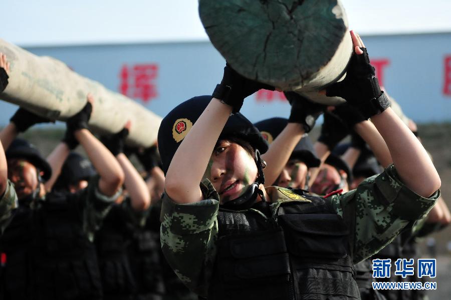武警新疆邊防總隊訓(xùn)練基地女子特戰(zhàn)隊員和男特戰(zhàn)隊員進行5公里武裝越野比賽（7月2日攝）。入夏以來，位于天山腳下的武警新疆邊防總隊訓(xùn)練基地女子特戰(zhàn)隊開展了高強度的練兵活動，這些女子特戰(zhàn)隊員和眾多男特戰(zhàn)隊員一樣，每天要負重20公斤進行5公里武裝越野、拉輪胎、扛圓木等基礎(chǔ)體能訓(xùn)練；還要進行攀登、小組戰(zhàn)術(shù)、反襲擊格斗、臨危射擊等實戰(zhàn)化課目訓(xùn)練，逐步練就“一擊必殺”的實戰(zhàn)本領(lǐng)。范盺羽 攝 圖片來源：新華網(wǎng)