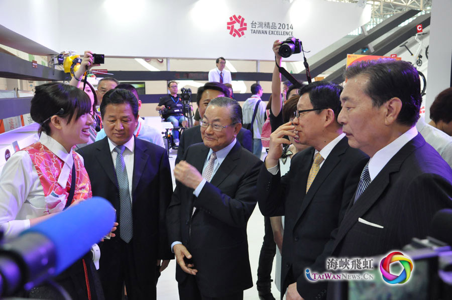 海峽兩岸關系協(xié)會會長陳德銘、中國國民黨榮譽副主席詹春柏、臺北世貿(mào)中心董事長王志剛參觀2014天津臺灣名品博覽會臺灣精品館。