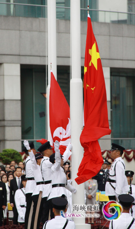 升旗隊(duì)升起中華人民共和國國旗與香港特別行政區(qū)區(qū)旗