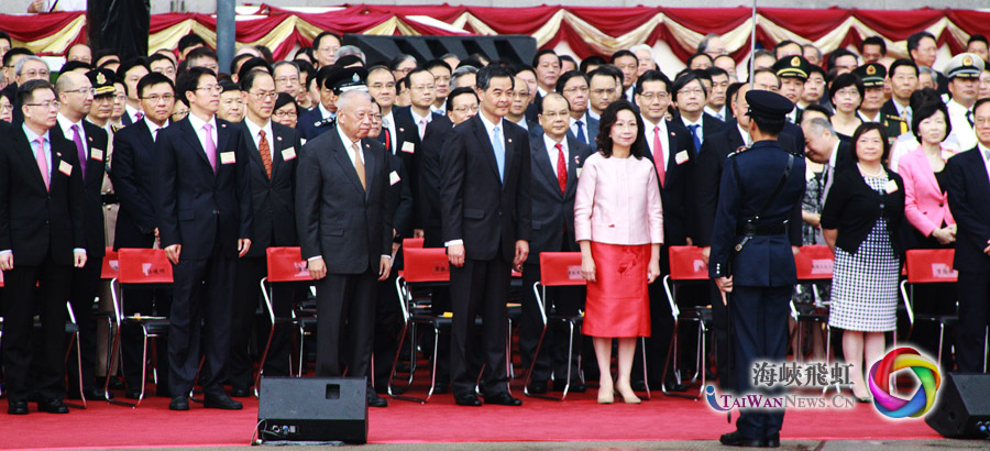 行政長官(前排左四)向儀仗隊(duì)執(zhí)禮官下令開始升旗儀式