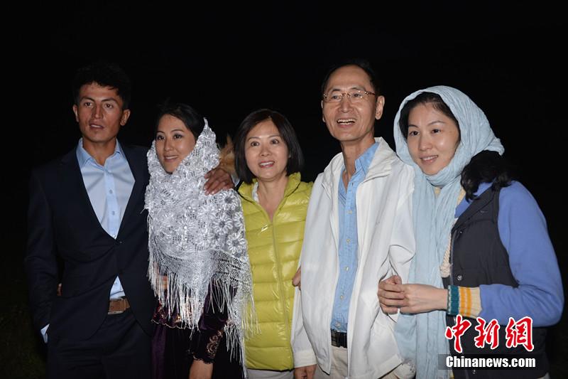 新人與女方父親、母親和姐姐在一起。