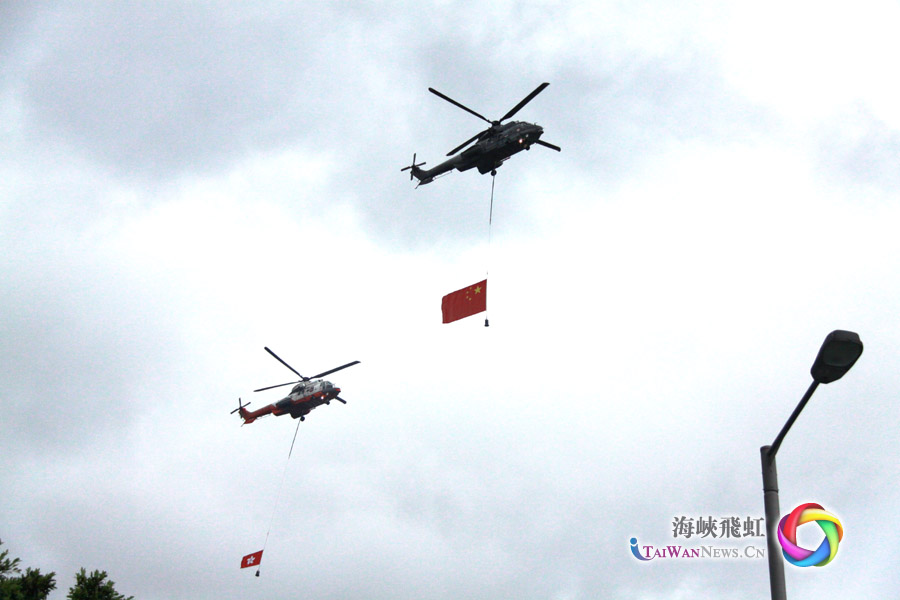 飛行服務(wù)隊(duì)兩架直升機(jī)懸掛著國旗和區(qū)旗從廣場(chǎng)上空掠過