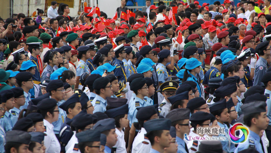 觀禮人群包括遠(yuǎn)景中的普通市民和近景里的制服方陣