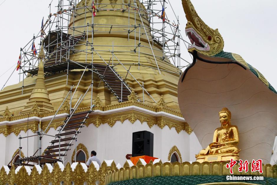 6月30日，白馬寺緬甸風(fēng)格佛殿在河南省洛陽城郊的白馬寺落成。佛殿南北長108米、東西寬65米。整個佛殿坐北朝南，主體建筑包括大金塔、大佛殿、博物館及2處緬甸歷史著名建筑的微縮景觀，總建筑面積4000平方米。核心建筑大金塔高32.9米，設(shè)計塔身色調(diào)為金黃色，是佛殿的最高建筑。中新社發(fā) 王中舉 攝