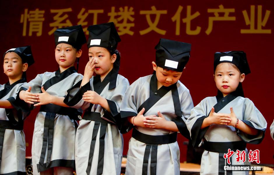 7月1日，有著“人生第一大禮”之稱的華夏禮儀“開(kāi)筆禮”在北京大觀園舉行展演活動(dòng)，孩子們身著漢服在老師的指引下祭拜孔子，原汁原味的展示了傳統(tǒng)古代學(xué)生入學(xué)的第一課。當(dāng)日，北京大觀園情系紅樓傳統(tǒng)文化基地舉行了盛大的啟動(dòng)儀式。圖為身著漢服的孩子們?cè)谡故鹃_(kāi)筆禮。中新社發(fā) 陸欣 攝