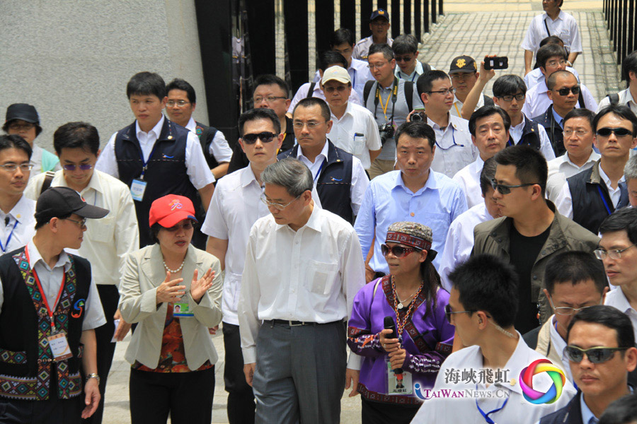 張主任詳細(xì)了解小林村的災(zāi)后家園重建。