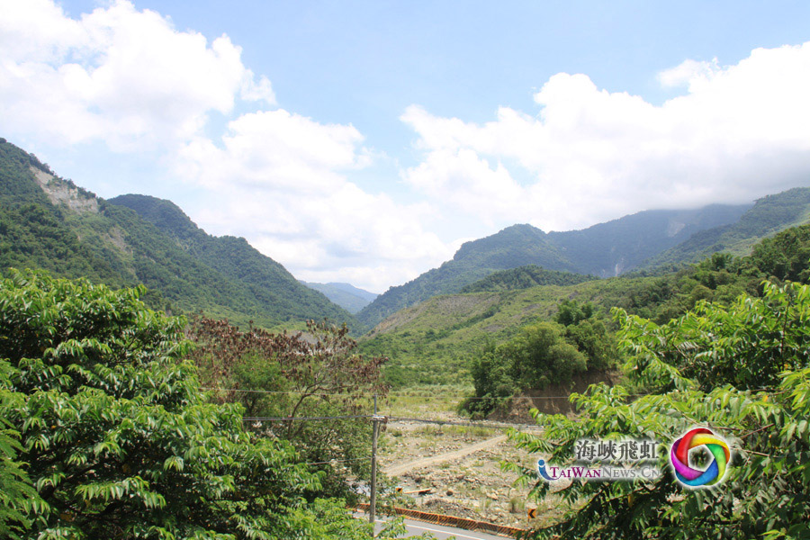不遠(yuǎn)處就是“八八風(fēng)災(zāi)”受災(zāi)小林村原址。