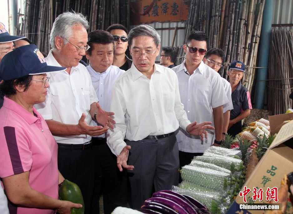 張志軍主任向高雄市農(nóng)會(huì)總干事蕭漢?。ㄗ蠖┝私馀_(tái)灣南部地區(qū)特色農(nóng)業(yè)發(fā)展情況。 中新網(wǎng)記者 劉舒凌 攝