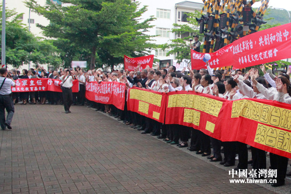 27日上午，張志軍主任乘高鐵抵達(dá)高雄市，臺(tái)灣南部鄉(xiāng)親紛紛打出旗幟、橫幅，歡迎張志軍的到訪。（中國(guó)臺(tái)灣網(wǎng) 于斯文 攝）