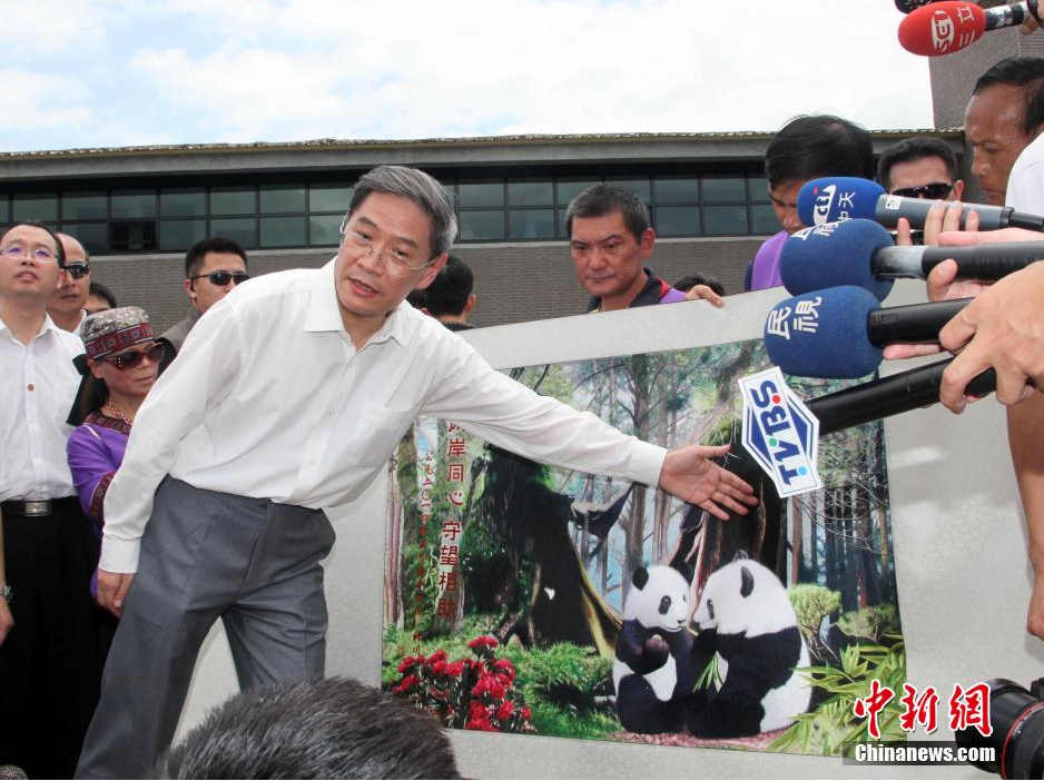 汶川地震受災(zāi)后，得到過(guò)臺(tái)灣援助的四川北川人民委托張志軍主任向同樣遭遇自然災(zāi)害侵襲的小林村民贈(zèng)送禮品—精美的羌繡。 中新網(wǎng)記者 劉舒凌 攝