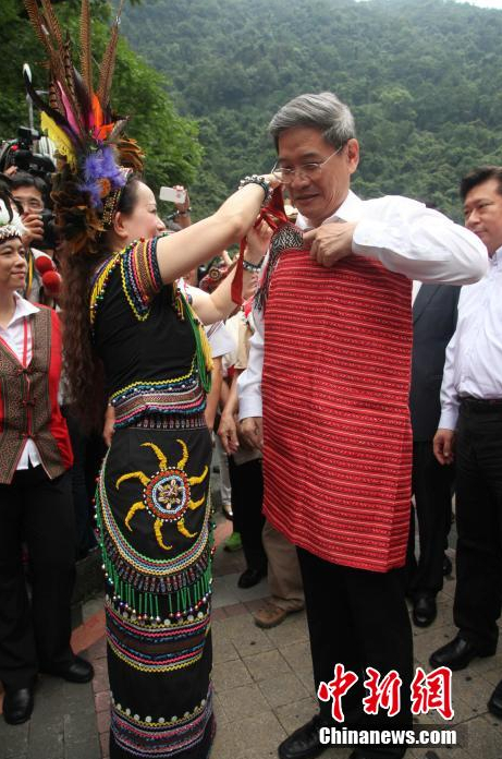 6月26日，國(guó)臺(tái)辦主任張志軍（右）訪臺(tái)第二天下午來(lái)到新北市烏來(lái)區(qū)，了解當(dāng)?shù)靥┭挪柯湮幕D為當(dāng)?shù)孛癖姙閺堉拒姶┥咸┭湃藗鹘y(tǒng)服裝。中新社發(fā) 陳小愿 攝