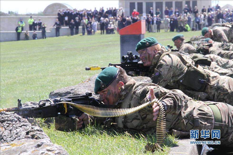 6月5日，在英國樸茨茅斯，英軍士兵在諾曼底登陸70周年紀(jì)念活動中進(jìn)行兩棲登陸表演。新華社發(fā)（禇耀宇攝）"
