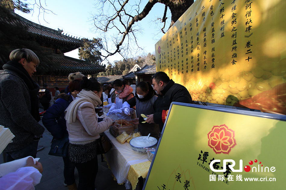 北京潭柘寺舍粥活動(dòng)現(xiàn)場。雖然天氣寒冷，但游客眾多。攝影：沈湜