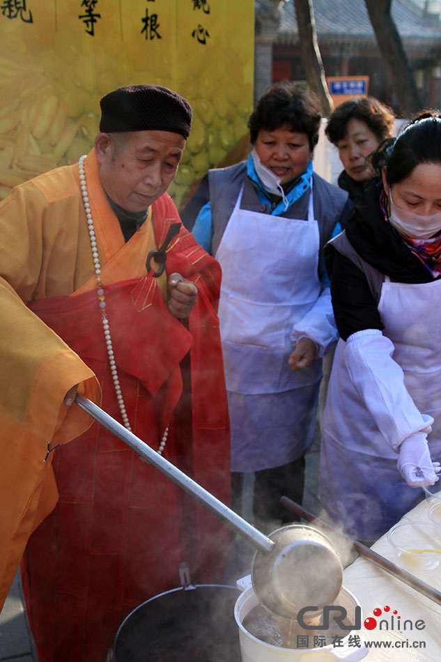 北京潭柘寺方丈為游客盛粥。攝影：沈湜