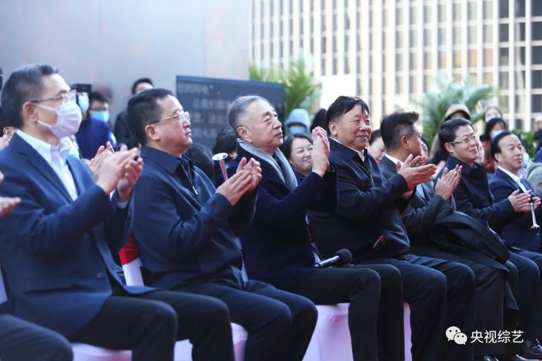 《朗读者》第三季乘风出征，“一平方米”朗读亭三城直播穿“阅”人海点亮火把