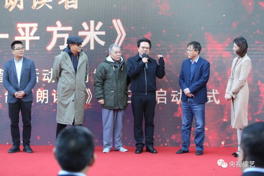 《朗读者》第三季乘风出征，“一平方米”朗读亭三城直播穿“阅”人海点亮火把