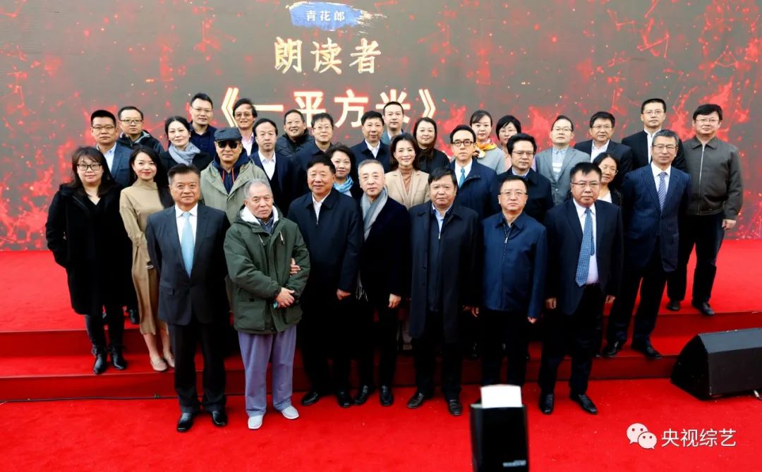 《朗读者》第三季乘风出征，“一平方米”朗读亭三城直播穿“阅”人海点亮火把