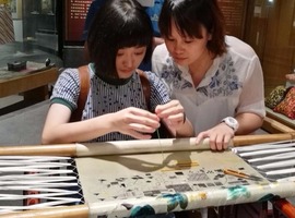 川台学生学习体验蜀锦织绣技艺