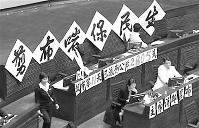 立法会“拉布”拖延施政蚕食香港优势 立法会“拉布”拖延施政蚕食香港优势