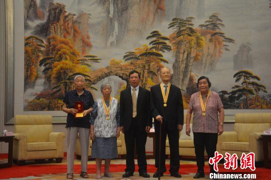 澳门中联办代表国家向澳门地区抗战老战士发放纪念章