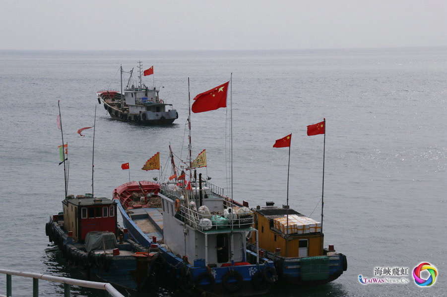 東極具有豐富的旅游資源，濃厚古樸的漁家風(fēng)氣、美不勝收的極地風(fēng)光、依山而立的“布達(dá)拉宮”石屋奇景、賦予“世紀(jì)第一曙光”的海疆住人島，正所謂“南極北極太遙遠(yuǎn)，不如先到東極逛一圈”.