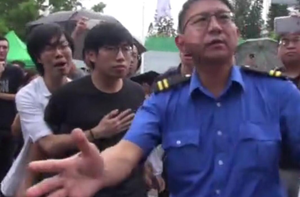 “港独”学生在校园被围攻 校长：“港独”违反基本法