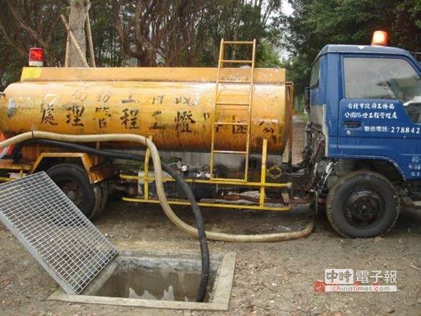 市府派水车到广慈公园的“雨扑满”抽水。(柯文哲脸书粉丝页)
