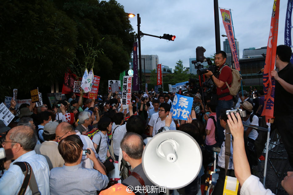 日本民眾首相官邸外集會抗議解禁集體自衛(wèi)權