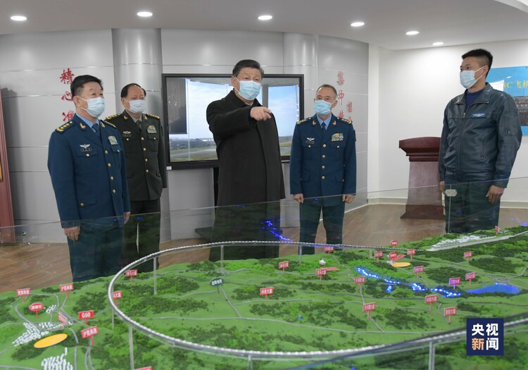 习近平春节前夕视察看望空军航空兵某师 向全体人民解放军指战员武警部队官兵 军队文职人员民兵预备役人员致以新春祝福