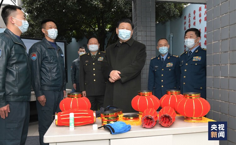 习近平春节前夕视察看望空军航空兵某师 向全体人民解放军指战员武警部队官兵 军队文职人员民兵预备役人员致以新春祝福