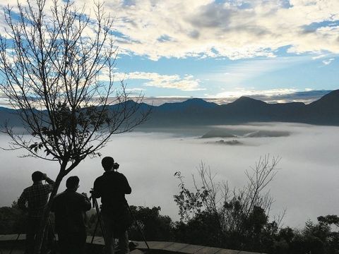 冬雨后云海現(xiàn) 日月潭金龍山美如仙境