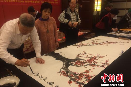 两岸书画家晋江笔会迎新年 台“儒将”挥墨画梅 两岸书画家晋江笔会迎新年 台“儒将”挥墨画梅