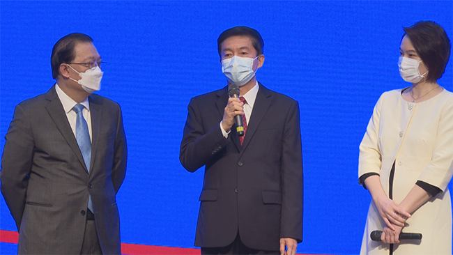 香港中联办接收“撑全国人大决定 完善选举制度”连线联署签名成果