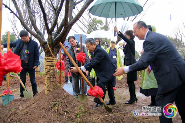 圖片默認(rèn)標(biāo)題_fororder_4 2016年12月，山森先生在眠牛山公園櫻花植樹儀式上