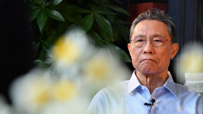 钟南山传记首发《收获》，他的泪水和笑容都是因为“苍生在上”