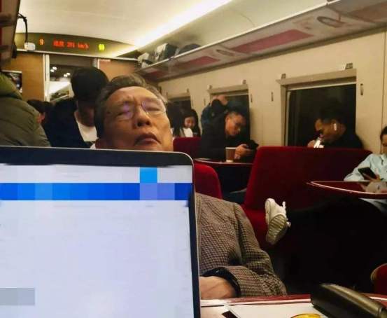 钟南山传记首发《收获》，他的泪水和笑容都是因为“苍生在上”