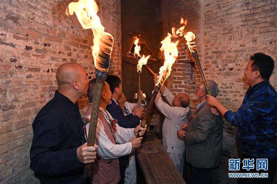 10月19日，景德鎮(zhèn)古窯民俗博覽區(qū)進(jìn)行清代鎮(zhèn)窯復(fù)燒點(diǎn)火儀式。