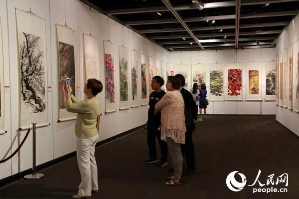 展览展出多幅来自汕头和香港两地的书画作品。摄影：吴玉洁