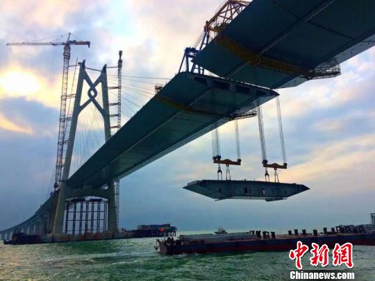 港珠澳大桥主桥最大跨径青州航道桥顺利合龙 港珠澳大桥主桥最大跨径青州航道桥顺利合龙