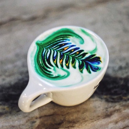 咖啡师把拉花玩出新高度：奶泡上画彩图
