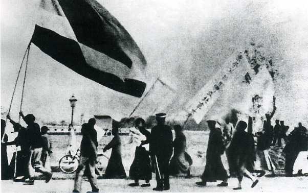1919年5月4日，北京爆发五四运动，图为学生队伍向天安门汇集。
