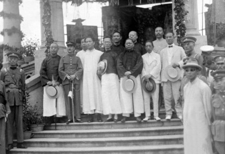 1925年7月1日广州国民政府成立 ，台阶上前排左起：二为许崇智(军事部长)，三为汪精卫，四为胡汉民(外交部长)，五为孙科，六为廖仲恺(财政部长)